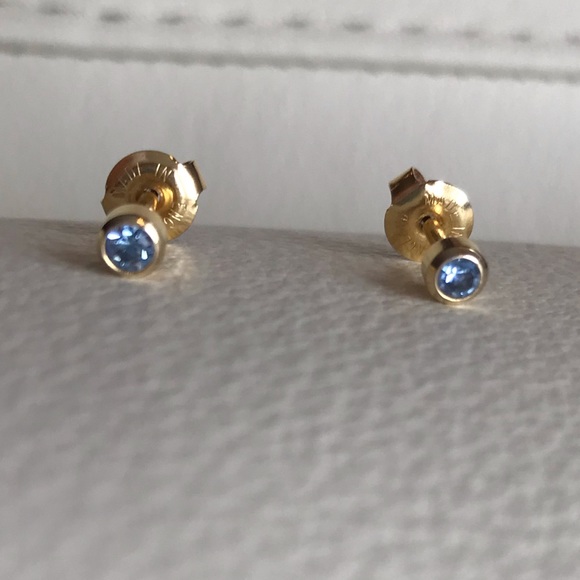 SOLD - 💕Host Pick💕2/18$ purchase Gold earrings with white stone - Picture 3 of 6